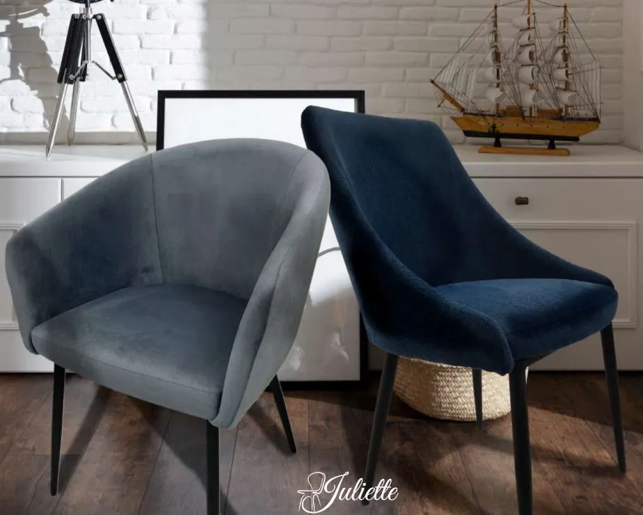 Sillas en comedor iluminado